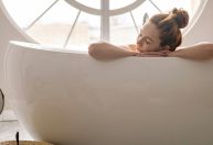 Dia dos Namorados solteiro? Veja banhos e rituais para se abrir e atrair amor
