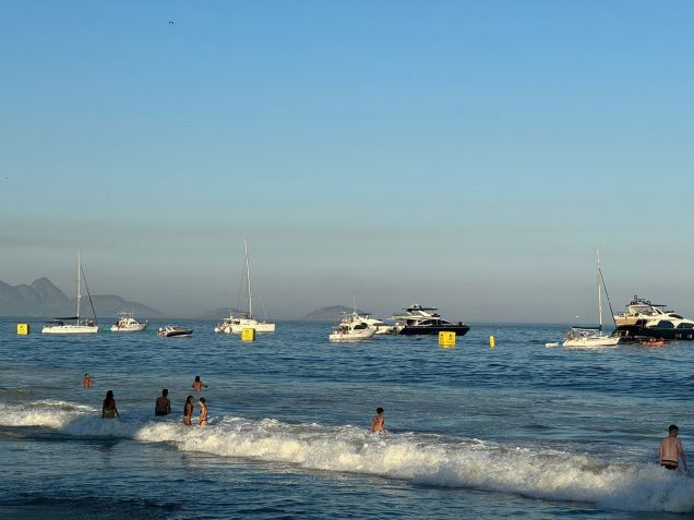 Barcos atracados em Copacabana horas antes do início do show de Madonna no Rio / Giovanna Bronze/CNN Brasil