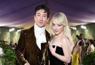 Alice e Chapeleiro? Barry Keoghan e Sabrina Carpenter posam juntos no Met Gala
