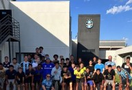 Garotos da base do Grêmio resgatados de barco chegam a Curitiba