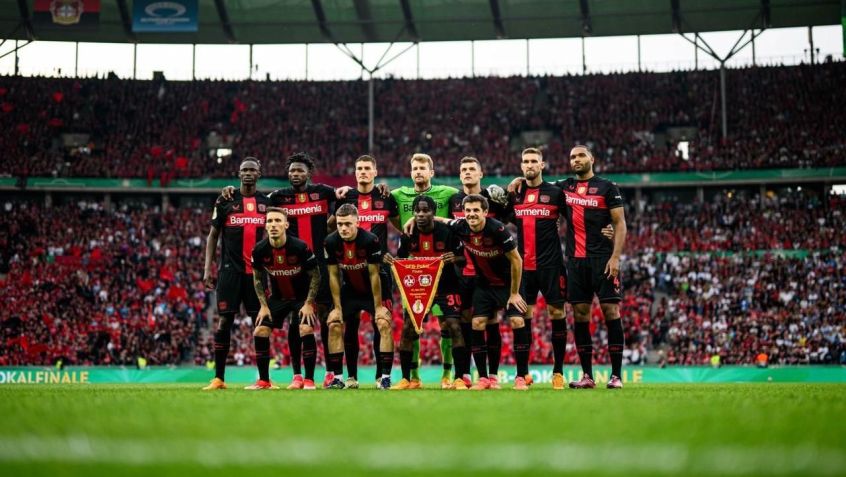 Time do Bayer Leverkusen posa para foto oficial em campo / Reprodução/X/Bayer Leverkusen