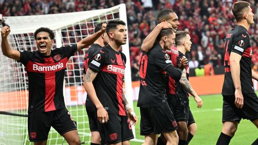 Jogadores do Bayer Leverkusen comemoram o gol contra marcado por Mancini, da Roma, que levou o time alemão à final da Europa League