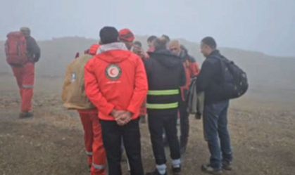 Uma captura de tela de um vídeo divulgado pela Agência de Notícias Mehr via Telegram mostra uma equipe de resgate chegando ao local de um acidente de helicóptero no Irã em 19 de maio