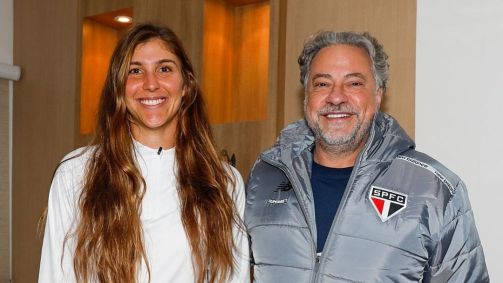 A tenista Bia Haddad Maia e o presidente do São Paulo, Julio Casares, antes de partida do clube pela Libertadores