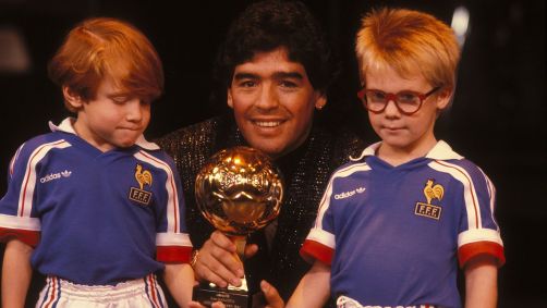 Maradona com a Bola de Ouro que recebeu após a Copa do Mundo de 1986