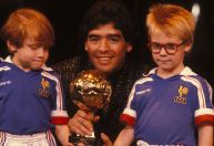 Conheça a história da Bola de Ouro perdida por Maradona que reapareceu e vai a leilão