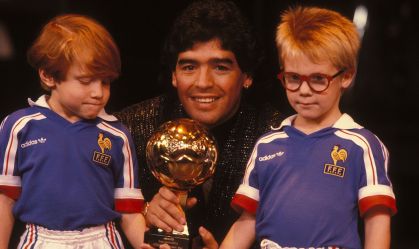 Conheça a história da Bola de Ouro perdida por Maradona que reapareceu e vai a leilão