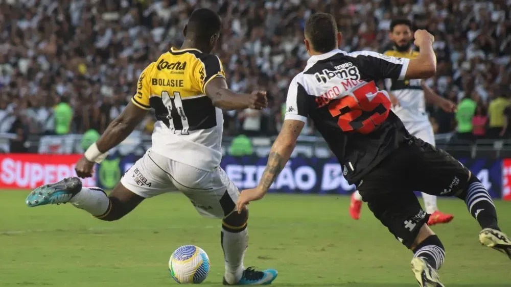 Bolasie (esq.), do Criciúma, e Hugo Moura (dir.), do Vasco, em partida pelo Campeonato Brasileiro