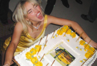 Sabrina Carpenter completa 25 anos e comemora com meme de Leonardo DiCaprio