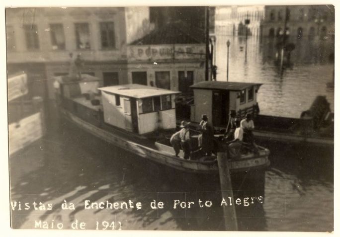 Barco trafega pela avenida Borges de Medeiros durante a enchente de 1941 em Porto Alegre (RS) / Acervo/Museu de Porto Alegre Joaquim Felizardo