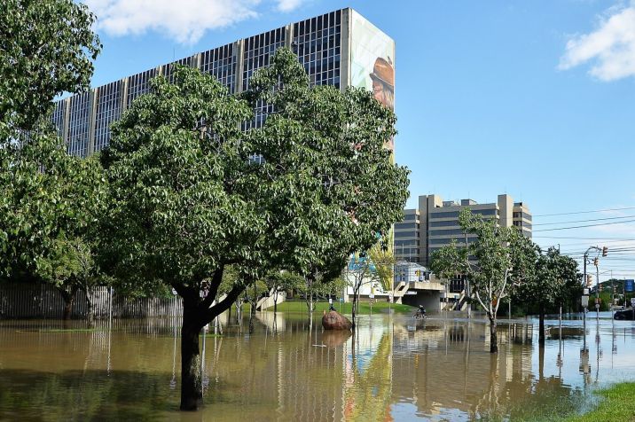 Avenida Borges de Medeiros, em Porto Alegre (RS), alagada durante a enchente de 2024 / Donaldo Hadlich/Código 19/Estadão Conteúdo