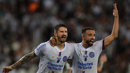 Everaldo e Caio Alexandre comemoram gol do Bahia sobre o Botafogo no Brasileirão