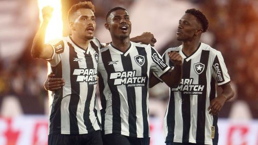 Eduardo comemora o gol do Botafogo sobre o Vitória ao lado de Cuiabano e Jeffinho