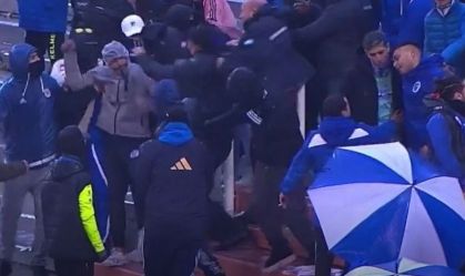 Chuva de pedras e pontapés: jogo do campeonato argentino é suspenso após briga generalizada