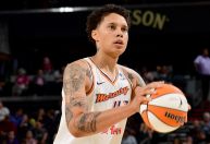 Estrela da WNBA que ficou presa na Rússia temeu que atacassem seu avião depois de libertada