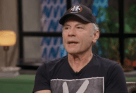 Vocalista do Iron Maiden relembra câncer na língua: 