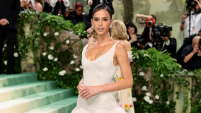 Atriz brasileira chega ao Met Gala 2024 em Nova York, nos Estados Unidos