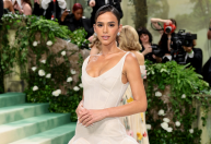Met Gala: Bruna Marquezine estreia no tapete vermelho usando vestido branco