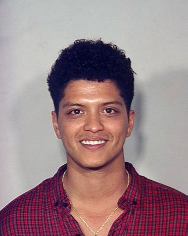 Foto de Bruno Mars no momento da prisão, divulgada em 19 de setembro de 2010 pelo Departamento de Polícia Metropolitana de Las Vegas / Las Vegas Metropolitan Police Department via Getty Images