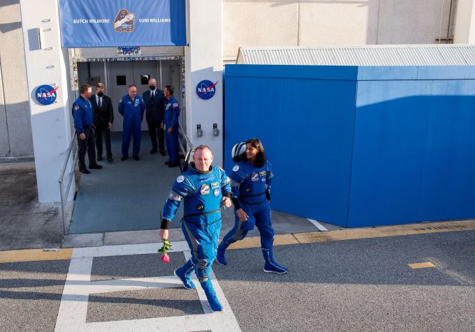 Astronautas Butch Wilmore e Suni Williams se preparando para o lançamento do Teste de Voo da Tripulação do Boeing CST-100 Starliner no dia 6 de maio / Nasa/Joel Kowsky