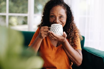 Mulher madura bebendo café