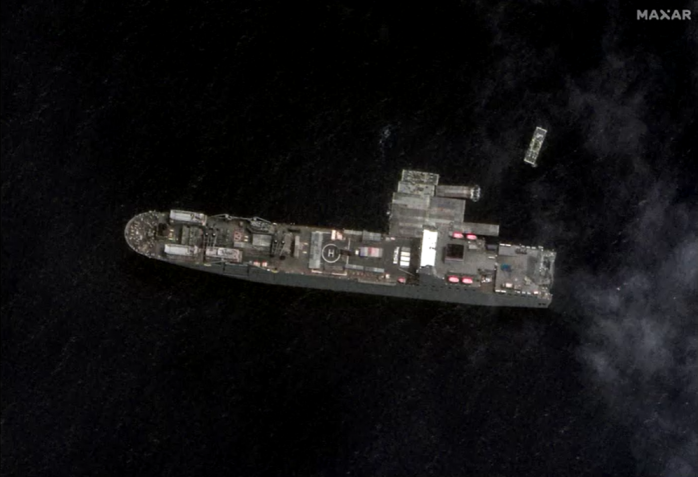 Navio dos EUA durante processo de construção de um cais na Faixa de Gaza / Maxar Technologies via Reuters