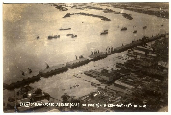 Enchente de 1941 em Porto Alegre (RS): imagem aérea mostra como ficou a região do Cais do Porto / Acervo/Museu de Porto Alegre Joaquim Felizardo