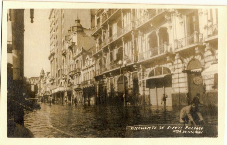 Vista da enchente de 1941 em Porto Alegre (RS); foto tirada na rua dos Andradas, no trecho entre a rua Caldas Júnior e a rua General Câmara, aparecendo o Grand hotel e o Cinema Imperial / Acervo/Museu de Porto Alegre Joaquim Felizardo