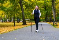 Caminhada nórdica: conheça os benefícios e veja como praticar