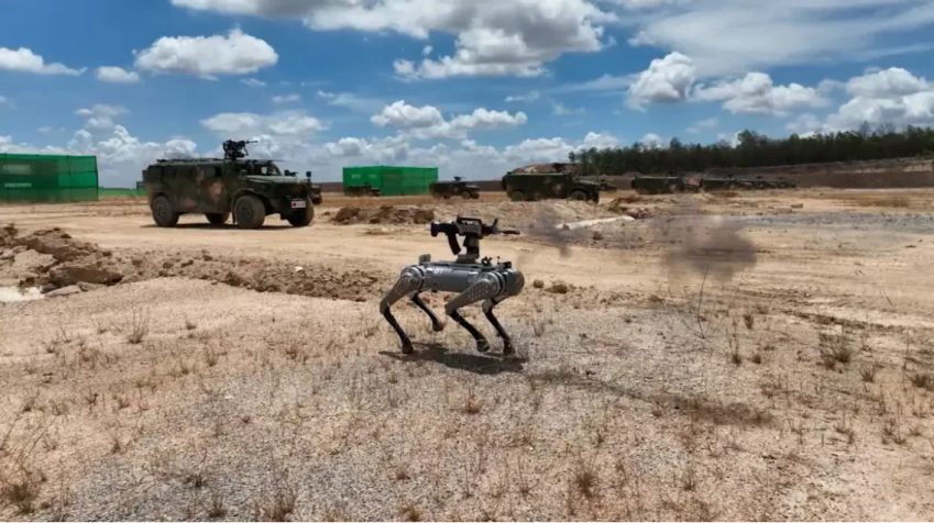 Equipamento militar deve ser usado em batalhas terrestres / CCTV via Newsource