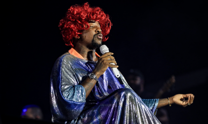 Apresentação de Mumuzinho no festival Cidade do Samba, no Rio de Janeiro, no momento em que homenageou a cantora Alcione