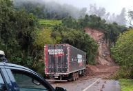 Carreta do grupo Sorriso Maroto com doações para o RS fica presa em queda de barreira