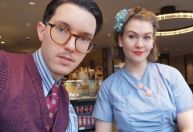 Conheça rotina do casal jovem que vive ambientado nos anos 1940
