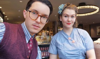 Conheça rotina do casal jovem que vive ambientado nos anos 1940