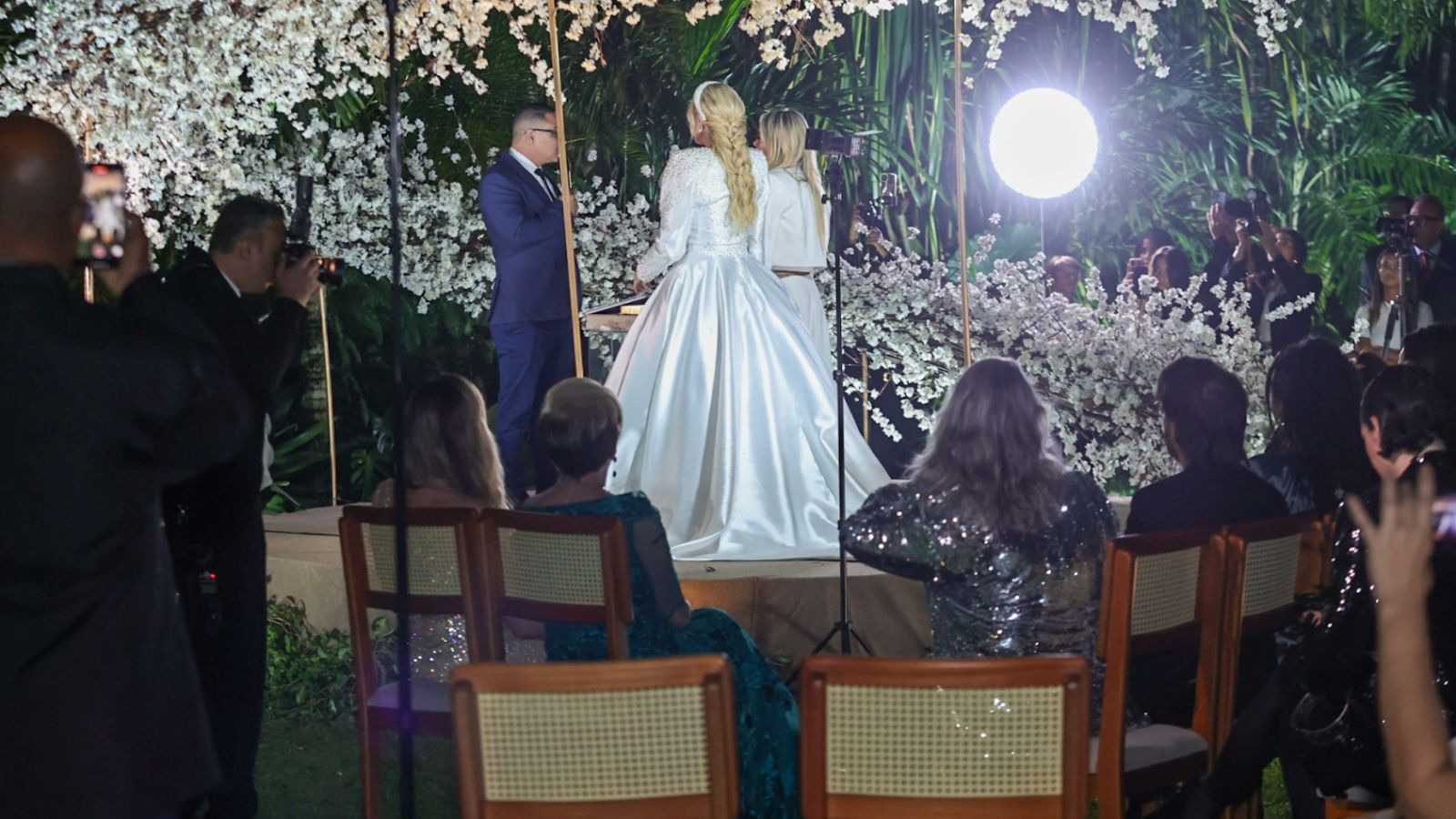 Monique Evans e Cacá Werneck se casam no Rio