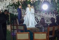 Monique Evans e Cacá Werneck recebem famosos em casamento