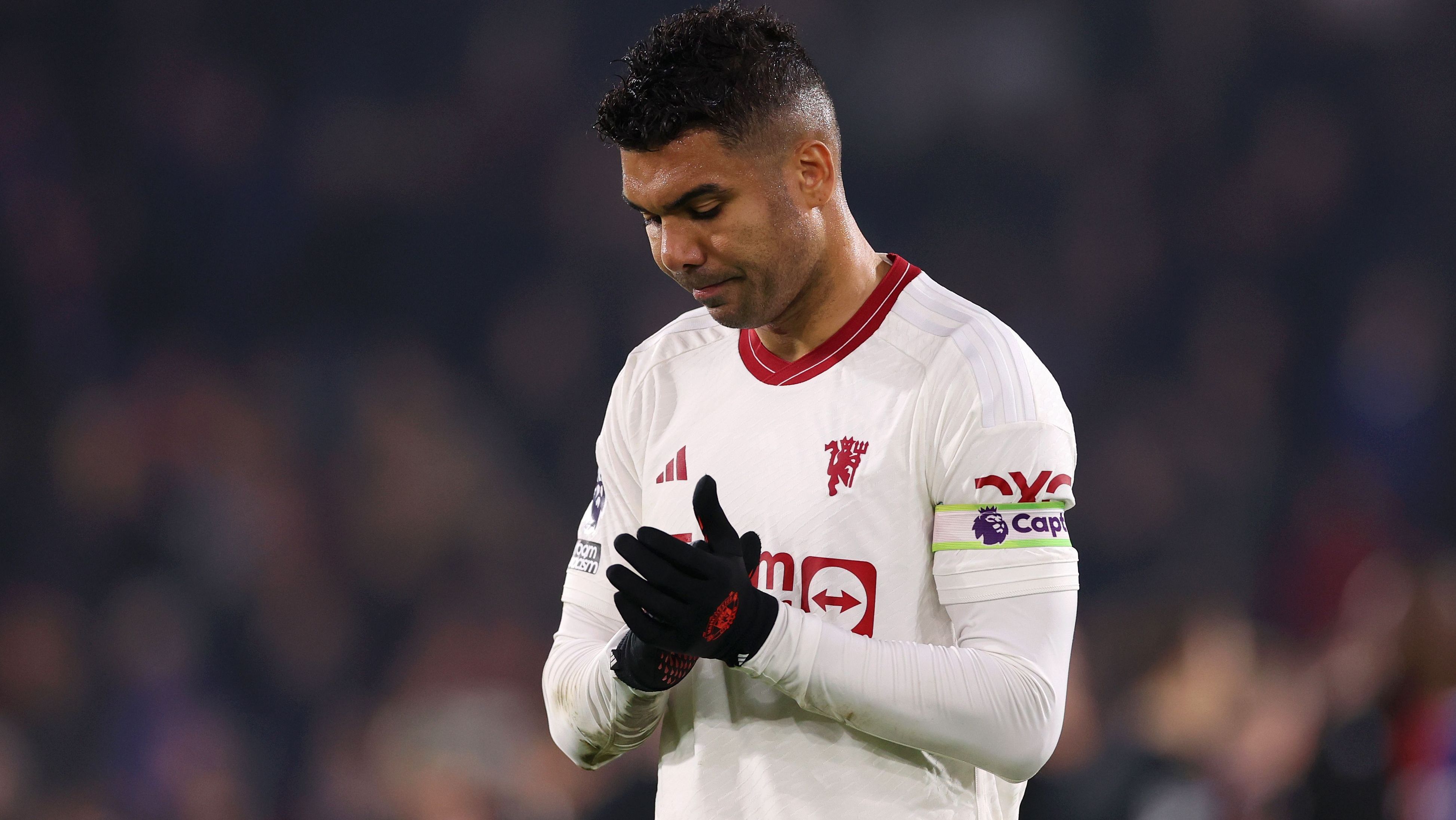 Abalado, Casemiro aplaude torcida do Manchester United após derrota para o Crystal Palace