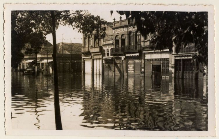 Rua da região central de Porto Alegre (RS) tomada pela água durante a enchente de 1941 / Acervo/Museu de Porto Alegre Joaquim Felizardo