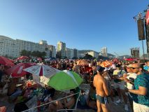 Cercadinho VIP, com faixas (à esquerda)