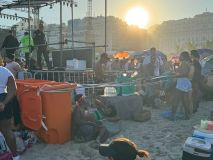 Cercadinho VIP, delimitado com latas de lixo, em Copacabana para show de Madonna