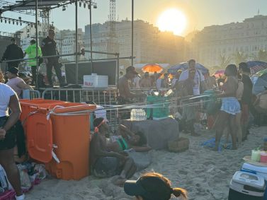 Cercadinho VIP, delimitado com latas de lixo, em Copacabana para show de Madonna