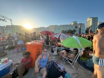 Cercadinho VIP, delimitado com latas de lixo, cobra R$ 190 de entrada no Rio