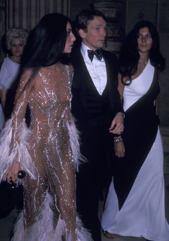 Cher no Met Gala em 1974 / Ron Galella/Ron Galella Collection via Getty Images