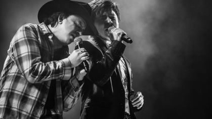 Foto em preto e branco da dupla sertaneja Chitãozinho e Xororó