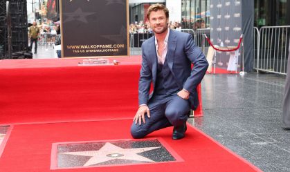 Chris Hemsworth recebe estrela na Calçada da Fama; veja fotos