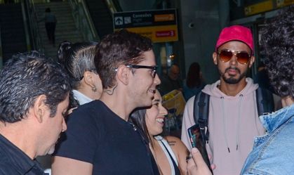 Christian Chávez, ex-RBD, chega ao Brasil e atende fãs no aeroporto