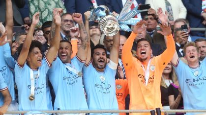 Jogadores do Manchester City comemoram a conquista da Copa da Inglaterra sobre o United