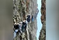 Alpinistas chineses ficam presos em penhasco após 