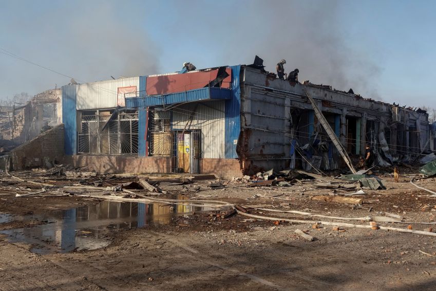 Equipes de resgate trabalham no local dos ataques aéreos russos na vila de Lyptsi, na região de Kharkiv, na Ucrânia, em 10 de abril de 2024. / Volodymyr Pavlov/Reuters via CNN Newsource