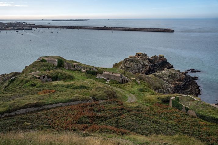 Bunkers alemães no topo de um penhasco com vista para a praia de Braye, em Alderney. / Carl Court/Getty Images via CNN Newsource